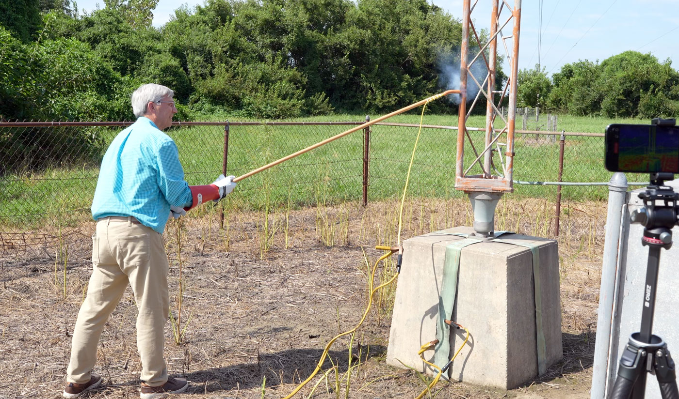 What happens when you touch a pickle to an AM radio tower